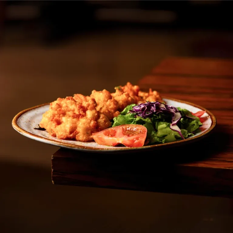 Pataniscas de bacalhau com salada