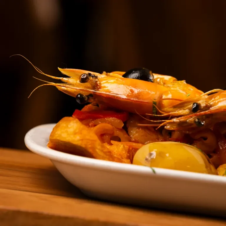 Prato de camarão com batata e molho de tomate