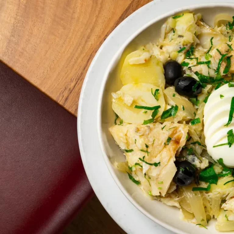 Bacalhau à Gomes de Sá com ovo cozido