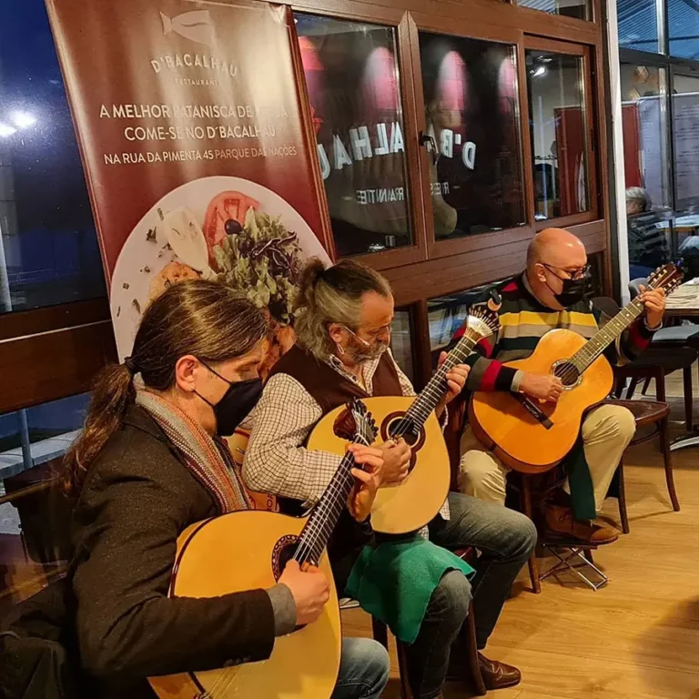 Músicos a tocar guitarra portuguesa num evento no restaurante