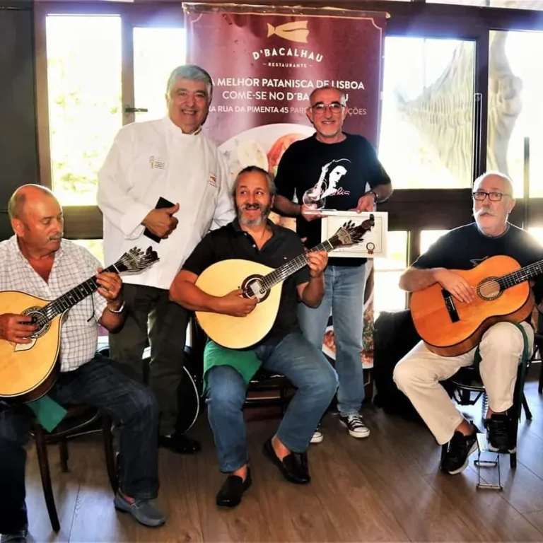 Grupo de músicos com guitarras num evento no restaurante