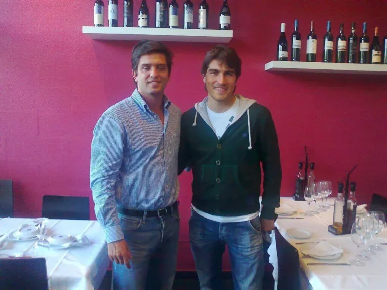 Dois visitantes a posar no restaurante