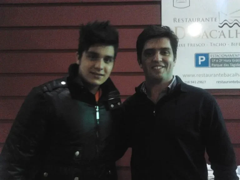 Dois visitantes a posar em frente ao restaurante