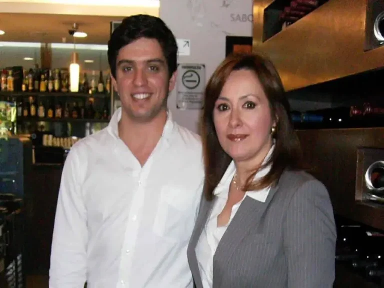 Dois visitantes a posar no restaurante