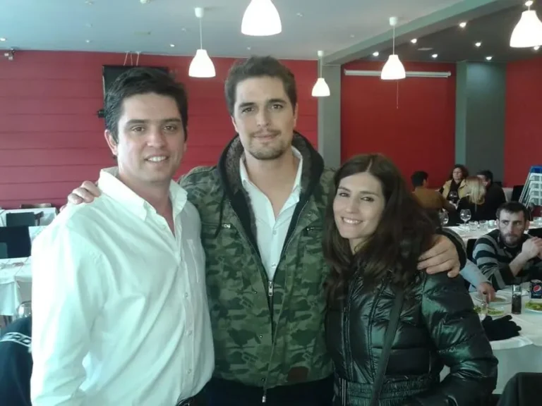 Três visitantes a posar no restaurante
