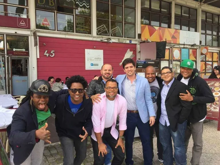 Grupo de visitantes a posar na esplanada do restaurante