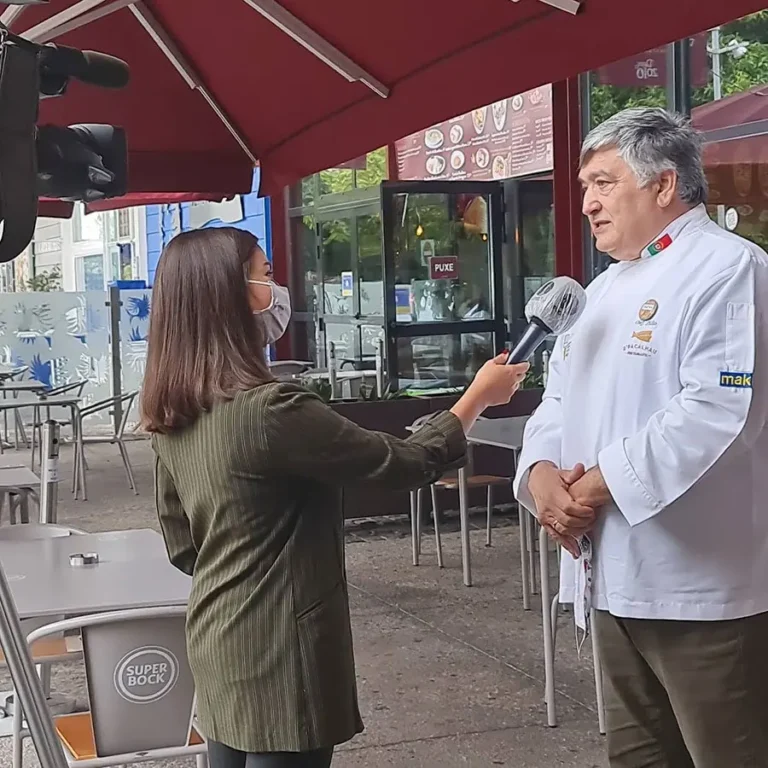 Chef Júlio a dar uma entrevista à televisão na esplanada