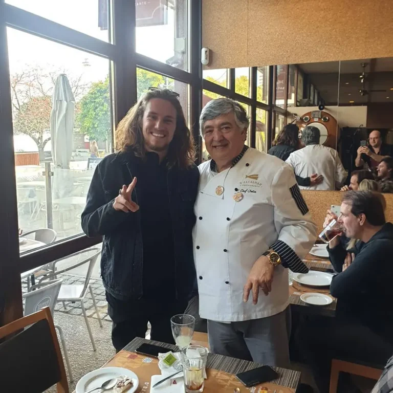 Chef Júlio com um visitante junto às janelas do restaurante