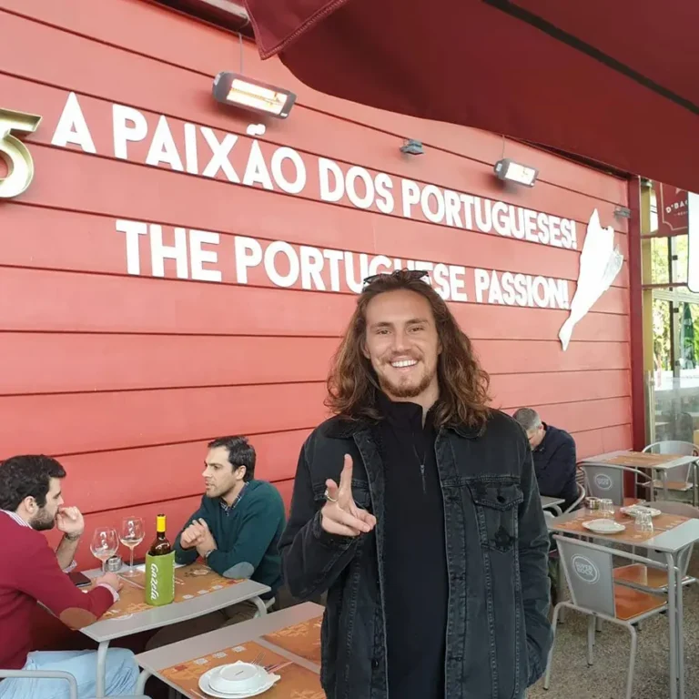 Visitante em frente à fachada do restaurante