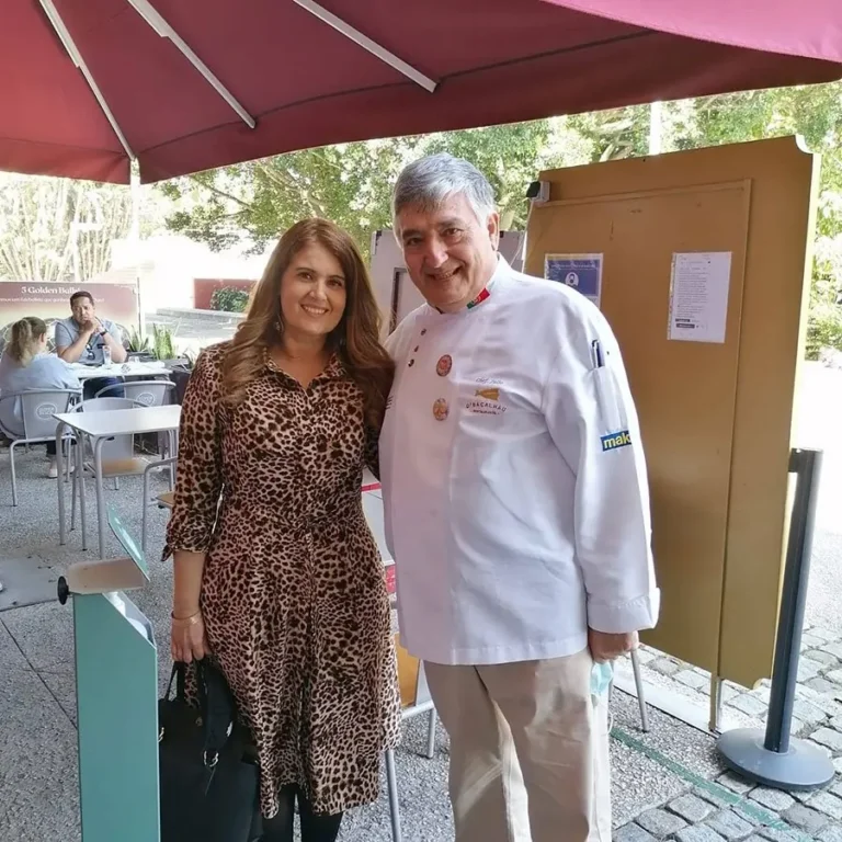 Chef Júlio com uma cliente na esplanada