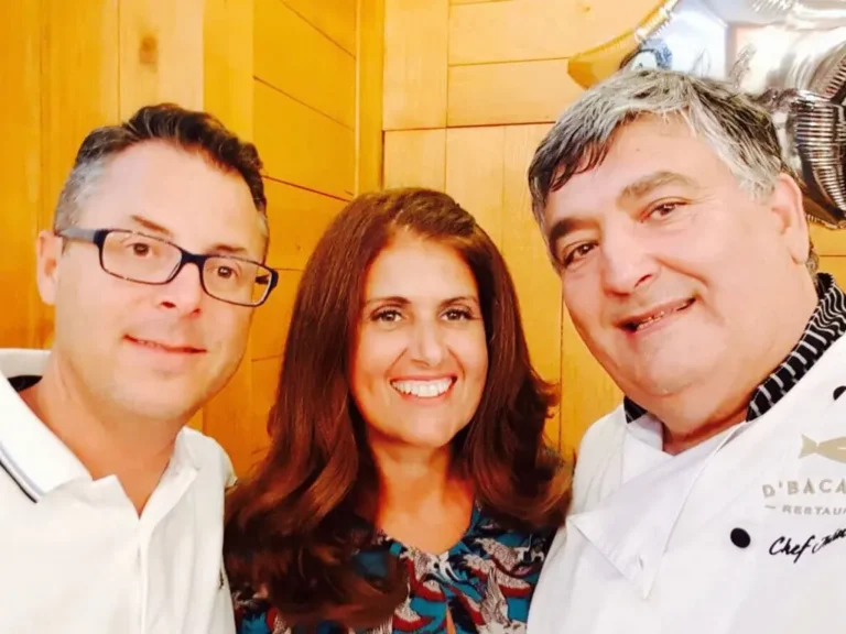 Chef Júlio com clientes no restaurante